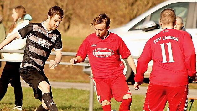 Aus dem Spiel des TSV Limbach gegen den ASV Viktoria Bamberg (4:3): Der Bamberger Tobias Wei&szlig; (links) wird von den Limbachern Kevin K&uuml;mmel (Mitte) und Florian F&ouml;sel (Nummer 11) auf der linken Au&szlig;enbahn gestoppt.  Foto: G&uuml;nther Geiling
