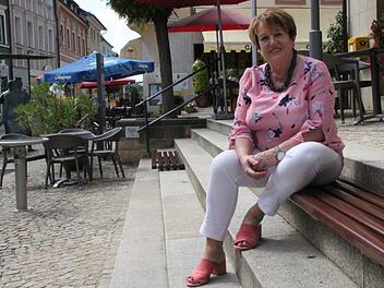 Oft ist die Bad Brückenauer Bürgermeisterin Brigitte Meyerdierks auf dem Marktplatz anzutreffen - ob zum Kaffeetrinken oder im Gespräch mit Bürgern. Foto: Ulrike Müller