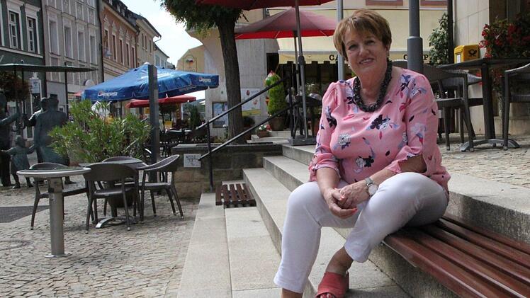 Oft ist die Bad Brückenauer Bürgermeisterin Brigitte Meyerdierks auf dem Marktplatz anzutreffen - ob zum Kaffeetrinken oder im Gespräch mit Bürgern. Foto: Ulrike Müller
