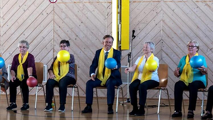 Auch der Landrat ließ sich anstecken.   Foto: Richard Sänger