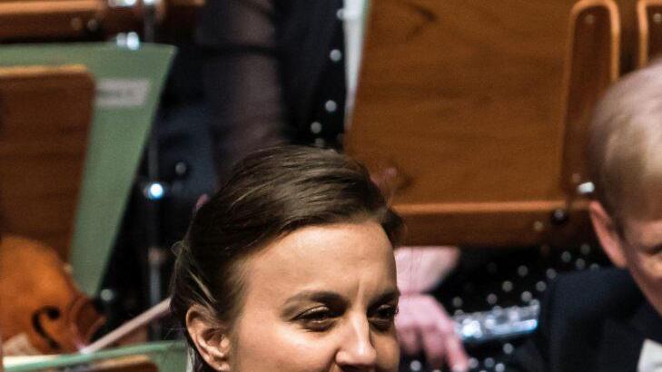 Enthusiastischen Beifall gab es für alle Mitwirkenden beim 33. Coburger Neujahrskonzert. Roland Kluttig dirigierte das Philharmonische Orchester, Solistinnen waren die Geigerin Megumi Ikeda und die Sängerinnen Kora Pavelic und Francesca Paratore. Die Moderation übernahm Intendant Bernhard F. Loges.Foto: Jochen Berger