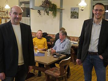 UBV-Vorsitzender Stephan Valtin  (links) freut sich, dass Torsten Dohnalek Bürgermeister in Dörfles-Esbach werden will: "Wir haben einen guten Kandidaten und können optimistisch in die Zukunft blicken." - Foto: Berthold Köhler