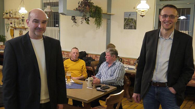 UBV-Vorsitzender Stephan Valtin  (links) freut sich, dass Torsten Dohnalek Bürgermeister in Dörfles-Esbach werden will: "Wir haben einen guten Kandidaten und können optimistisch in die Zukunft blicken." - Foto: Berthold Köhler