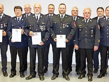 Die Auer Wehr freut sich &uuml;ber die Ehrung langj&auml;hriger Aktiver sowie Funktionstr&auml;ger mit dem Staatlichen Ehrenzeichen bzw. Ehrenkreuz des Kreisfeuerwehrverbands.