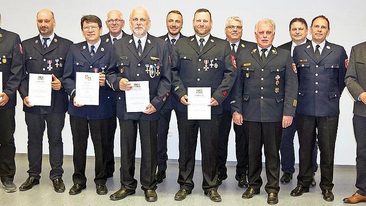 Die Auer Wehr freut sich &uuml;ber die Ehrung langj&auml;hriger Aktiver sowie Funktionstr&auml;ger mit dem Staatlichen Ehrenzeichen bzw. Ehrenkreuz des Kreisfeuerwehrverbands.
