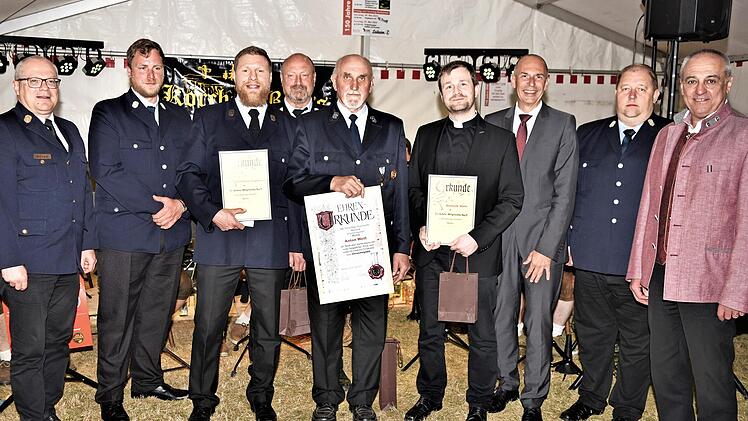 Am Festabend wurden (Bildmitte v.l.) Christian Fugmann, Anton Weiß und Dominik Stehl ausgezeichnet. Die Ehrung erfolgte im Beisein von Kreisbrandrat Timm Vogler, des stellvertretenden Kommandanten Sebastian Fugmann, des Vorsitzenden Andreas Fugman...