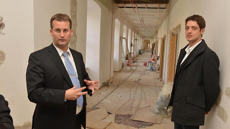 Stiftungsreferent Bertram Felix und  Architekt Stefan Walz (r.) im Gang des Südflügels, einst Sitz der Klosterverwaltung.