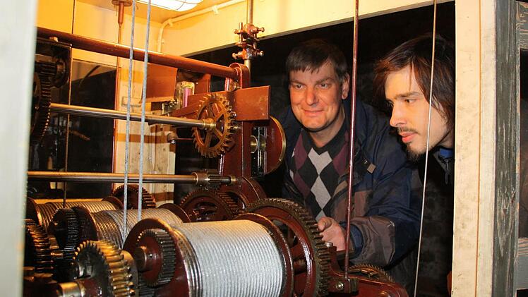 Messner Dietmar Hack (links) und Monteur Timm Nagel begutachten die historische Turmuhr in der Jakobuskirche.