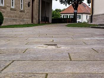 25 bis 30 der am stärksten beschädigten Platten des Stettfelder Kirchplatzes werden ausgetauscht. Foto: Chriatian Ziegler
