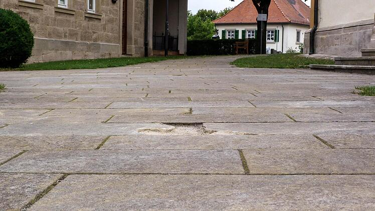 25 bis 30 der am stärksten beschädigten Platten des Stettfelder Kirchplatzes werden ausgetauscht. Foto: Chriatian Ziegler