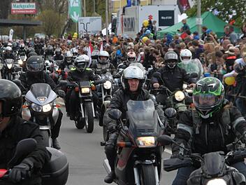 Viele tausend Biker nahmen am Motorradkorso durch die Kulmbacher Innenstadt teil. Fotos: Alexander Hartmann und Matthias Hoch