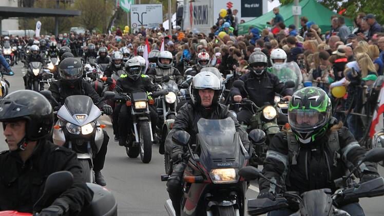 Viele tausend Biker nahmen am Motorradkorso durch die Kulmbacher Innenstadt teil. Fotos: Alexander Hartmann und Matthias Hoch