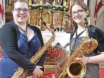 Die beiden studierten Saxophonistinnen Karolin Klug-Schäfer (links) und Christine Heim (rechts) gaben in der Klosterkirche am Kreuzberg ein Konzert quer durch vier Jahrhunderte.  Foto: Eckert