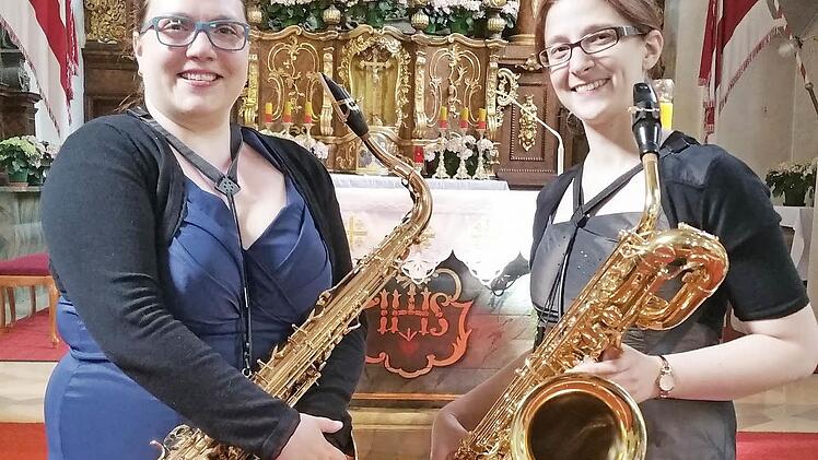 Die beiden studierten Saxophonistinnen Karolin Klug-Schäfer (links) und Christine Heim (rechts) gaben in der Klosterkirche am Kreuzberg ein Konzert quer durch vier Jahrhunderte.  Foto: Eckert
