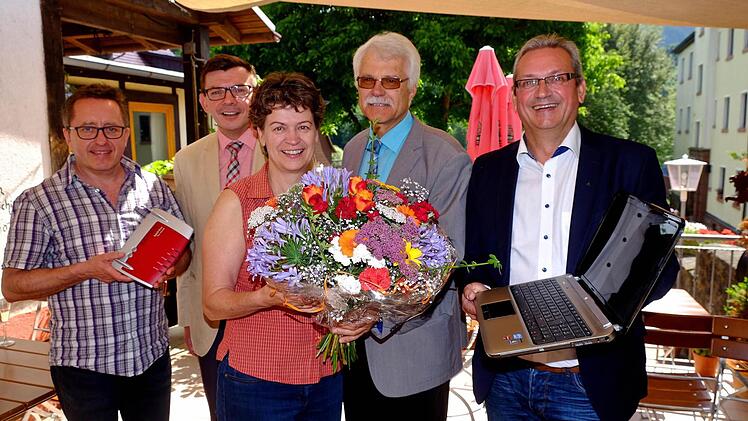 Die Stadtwerke haben das Stadtgebiet Hammelburg komplett erschlossen: Elisabeth Spath (Mitte) vom Hotel Nöth freut sich über die Verbesserung, Stephan Dausacker (von links), Armin Warmuth, Norbert Kühnl und Jürgen Weigand bedankten sich bei ihr. Foto: Gerd Schaar