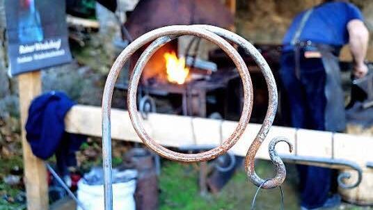 Beim Schmied gibt es am Wochenende Gartenschmuck, Pfannen, Messer und noch vieles mehr zu kaufen.