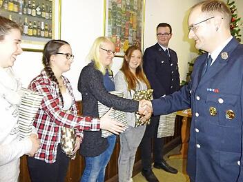 Kommandant Michael Geßner (rechts) nimmt vier junge Frauen in den aktiven Dienst auf (von links): Lisa Brandenburg, Christina Geßner, Paula Ziegler, Johanna Schmitt. Im Hintergrund ist Manuel Pfennig.  Foto: Anton Then