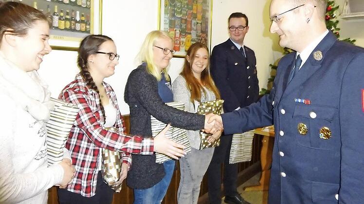 Kommandant Michael Geßner (rechts) nimmt vier junge Frauen in den aktiven Dienst auf (von links): Lisa Brandenburg, Christina Geßner, Paula Ziegler, Johanna Schmitt. Im Hintergrund ist Manuel Pfennig.  Foto: Anton Then