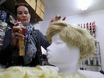 Noch hat diese Perücke wenig Ähnlichkeit mit den Haaren von Donald Trump. Aber Manuela Plank, Eigentümerin eines Kostumverleihs, hilft mit Farbe kräftig nach.  Foto: Ronald Zak, dpa