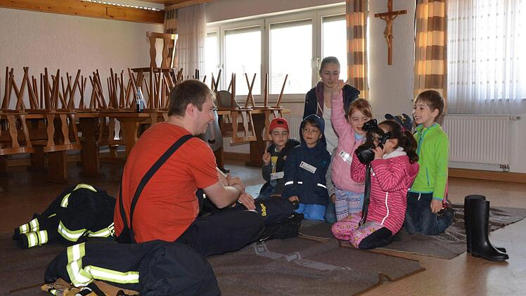 Lorin setzt sich die Atemschutzmaske auf. Foto: Björn Hein