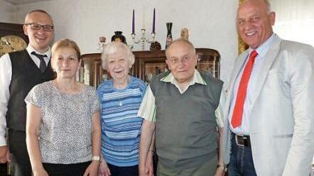 Magdalena Pogorzelski mit ihrem Ehemann Alfred im Kreise der Gratulanten Foto: Werner Reißaus