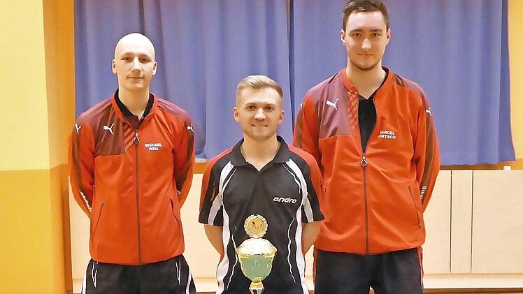 Christopher Sladek (Mitte) setzte sich in T&uuml;schnitz vor Michael Wei&szlig; (links) und Marcel F&ouml;rtsch durch. Foto: Thomas F&ouml;rtsch