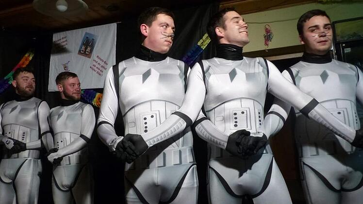 In ein Tollhaus verwandelte das Männerballett mit seinem  Auftritt Philipp Mölter, Michael Walz, Loenz Dietz, Marcel Leipold und Marcel Ebert (v.l.) den Faschingsabend.