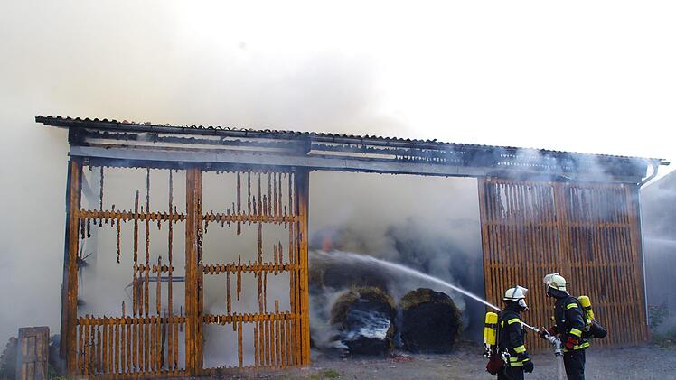 Die Feuerwehren beim Löschen des Scheunenbrandes. Foto: Marco Meißner