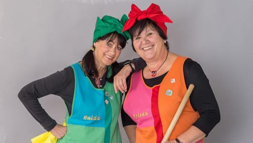Die "Sumbarcher Waschweiber" Frieda (Doris Motschmann, rechts) und Hulda (Silvia Otto) ratschen und tratschen, wie ihnen der Schnabel gewachsen ist. Der MCC verleiht ihnen dafür bei seiner Prunksitzung am 12. Januar in Weismain den Sonderorden "Der Goldene Schuh". Foto: Heiko Eschrich