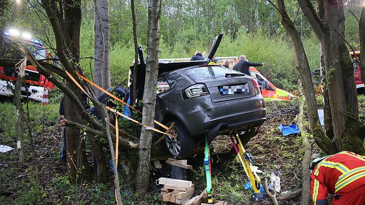 Am Donnerstagabend (9. Mai 2019) ist es bei Selb (Kreis Wunsiedel, Oberfranken) zu einem schweren Unfall gekommen. Fotos: Fricke/News5