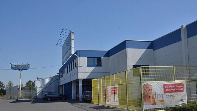 Noch immer h&auml;ngen die Werbebanner am leerstehenden Praktikermarkt. Allerdings versehentlich, wie beschwichtigt wird. Jetzt sollen sie wirklich weg.  Foto: Bernhard Panzer