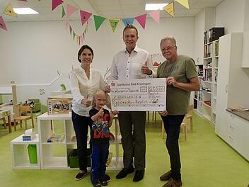 Leiterin des Poppenrother Kindergartens, Sabrina Metz (von links), nimmt von Christian Reuß und Klaus Rettinger den Spendenscheck entgegen. Mit auf dem Bild: der kleine Linus Reuß.Wolfgang Wimmel