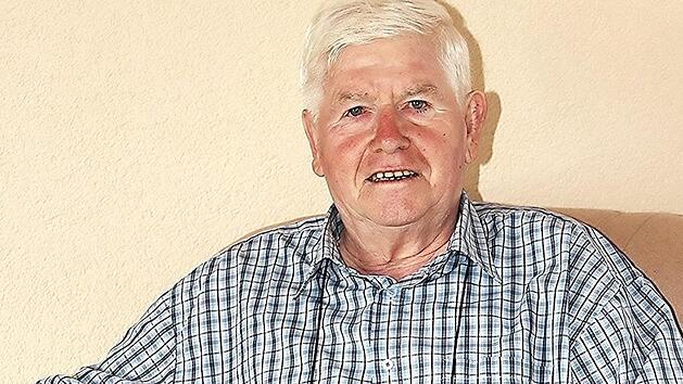 Manfred Fausten lehnt sich zufrieden in seinem Wohnzimmersessel zur&uuml;ck. Er geh&ouml;rte 24 Jahre dem Stadtrat von Ebern an.  Foto: Helmut Will