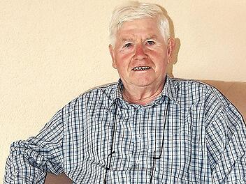 Manfred Fausten lehnt sich zufrieden in seinem Wohnzimmersessel zurück. Er gehörte 24 Jahre dem Stadtrat von Ebern an.  Foto: Helmut Will