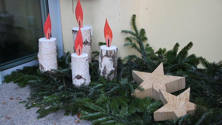 Weihnachtliche Dekoration vor dem Seniorenheim Haus Waldenfels.