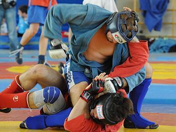 Sambo hat seine Wurzeln im japanischen Judo/Jiu-Jitsu sowie in den traditionellen Kampf- und Ringerkünsten Europas und des Gebietes der ehemaligen Sowjetunion. Vor allem im Combat-Sambo (unser Bild) geht es zur Sache. Die Sportler des TSV Bad Kissingen gehören national zur Sambo-Elite. Foto: Hopf/Archiv