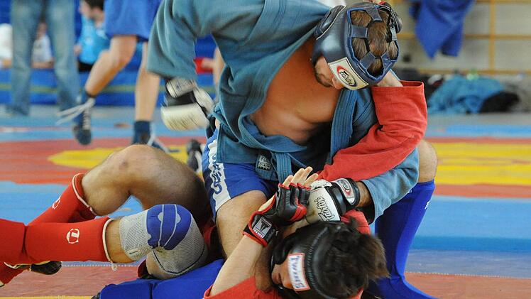 Sambo hat seine Wurzeln im japanischen Judo/Jiu-Jitsu sowie in den traditionellen Kampf- und Ringerkünsten Europas und des Gebietes der ehemaligen Sowjetunion. Vor allem im Combat-Sambo (unser Bild) geht es zur Sache. Die Sportler des TSV Bad Kissingen gehören national zur Sambo-Elite. Foto: Hopf/Archiv