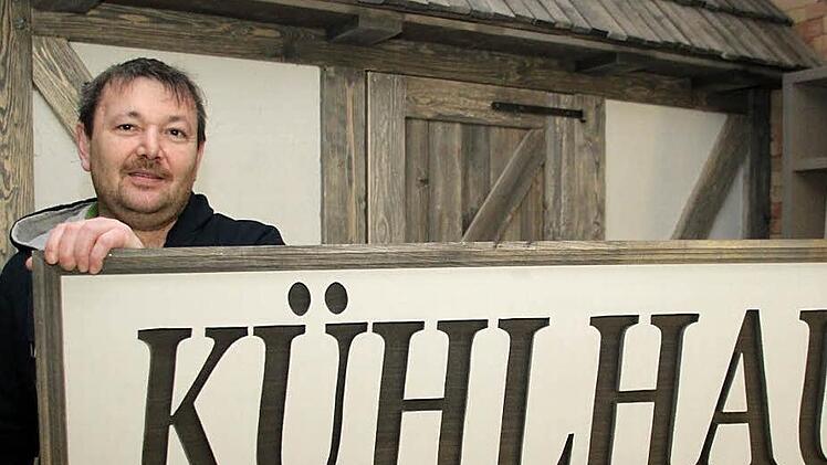 Die Beschilderung des Kühlhauses ist schon fertig, ansonsten hat "Gründla"-Wirt Werner Pittroff alle Hände voll zu tun mit dem Umbau zur Brauereiwirtschaft. Fotos: Stephan Tiroch