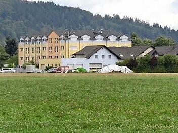 Auf dieser Wiese neben dem bestehenden Hotel soll bis 2016 eine zweite Wellness-Herberge entstehen. Foto: K.-H. Hofmann