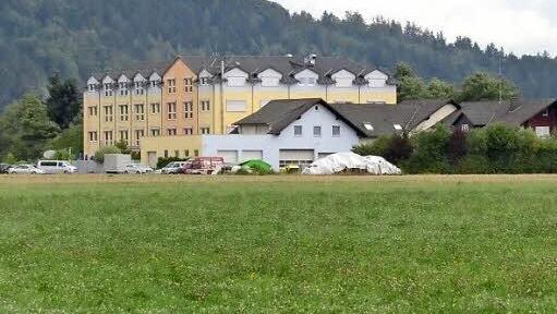 Auf dieser Wiese neben dem bestehenden Hotel soll bis 2016 eine zweite Wellness-Herberge entstehen. Foto: K.-H. Hofmann