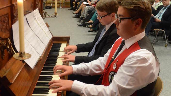 Das Bruderduo Alexander (zwölf Jahre) und Stephan Schmidt (17) ließ Hände und Finger im Duett über die Tastatur flitzen.  Foto: Karl-Heinz Hofmann