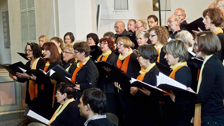 Der SMS-Chor Ludwigsstadt bei seinem Gastspiel in der Heilig-Kreuz-Kirche Coburg.Foto: Jochen Berger