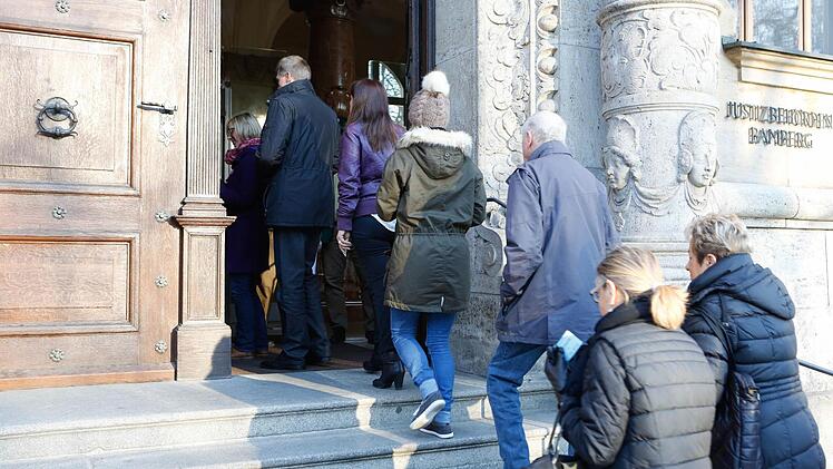 ach wie vor kommen interessierte Zuhörer zu den Verhandlungstagen ins Bamberger Landgericht am Wilhelmsplatz. Dieses Foto stammt von einem früheren Termin. Foto: Matthias Hoch