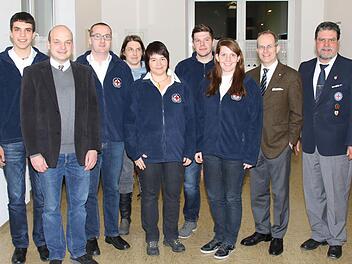 Neu gewählt wurde der Vorstand der Wasserwacht-Ortsgruppe Münnerstadt. Melanie Hannemann (5. von links) wurde als Vorsitzende bestätigt. Zur Versammlung kamen auch der Zweite Bürgermeister Michael Kastl (2. von links), der BRK-Kreisvorsitzende Dr. Alexander Siebel (2. von rechts) und der stellvertretende Kreisvorsitzende der Wasserwacht, Stefan Kuhn (rechts).  Foto: Dieter Britz