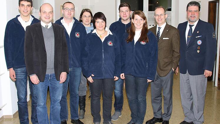Neu gewählt wurde der Vorstand der Wasserwacht-Ortsgruppe Münnerstadt. Melanie Hannemann (5. von links) wurde als Vorsitzende bestätigt. Zur Versammlung kamen auch der Zweite Bürgermeister Michael Kastl (2. von links), der BRK-Kreisvorsitzende Dr. Alexander Siebel (2. von rechts) und der stellvertretende Kreisvorsitzende der Wasserwacht, Stefan Kuhn (rechts).  Foto: Dieter Britz