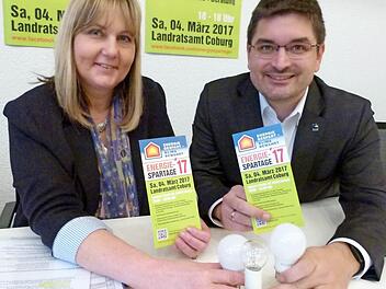 Zweite Bürgermeisterin Birgit Weber und Landrat-Stellvertreter Christian Gunsenheimer werben für die Energiespartage. Foto: Lothar Weidner