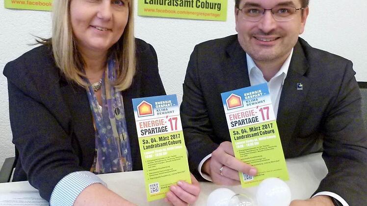 Zweite Bürgermeisterin Birgit Weber und Landrat-Stellvertreter Christian Gunsenheimer werben für die Energiespartage. Foto: Lothar Weidner