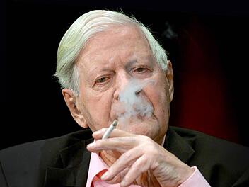 Helmut Schmidt, wie man ihn kannte. Der Altkanzler soll jetzt auf einer 2-Euro-Münze verewigt werden - allerdings ohne Zigarette. Foto: Julian Stratenschulte, dpa