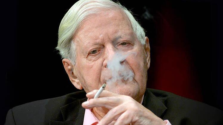 Helmut Schmidt, wie man ihn kannte. Der Altkanzler soll jetzt auf einer 2-Euro-Münze verewigt werden - allerdings ohne Zigarette. Foto: Julian Stratenschulte, dpa