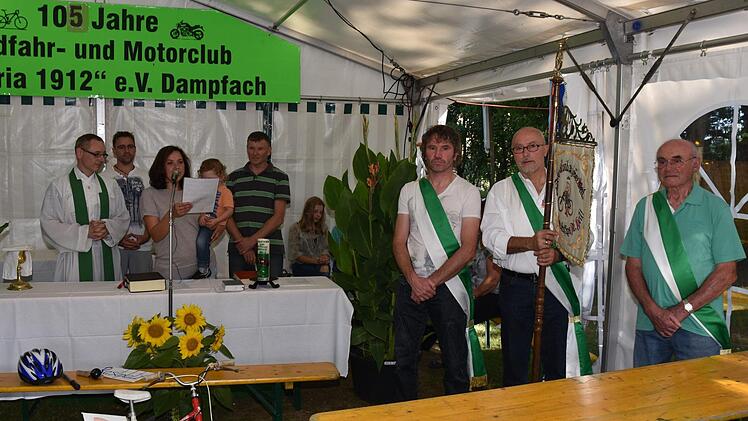 Pfarrer Dr. Christian Lutz (links) feierte anlässlich des Kellerfestes des Radfahr- und Motorsportclubs "Viktoria 1912" Dampfach eine Radlermesse.